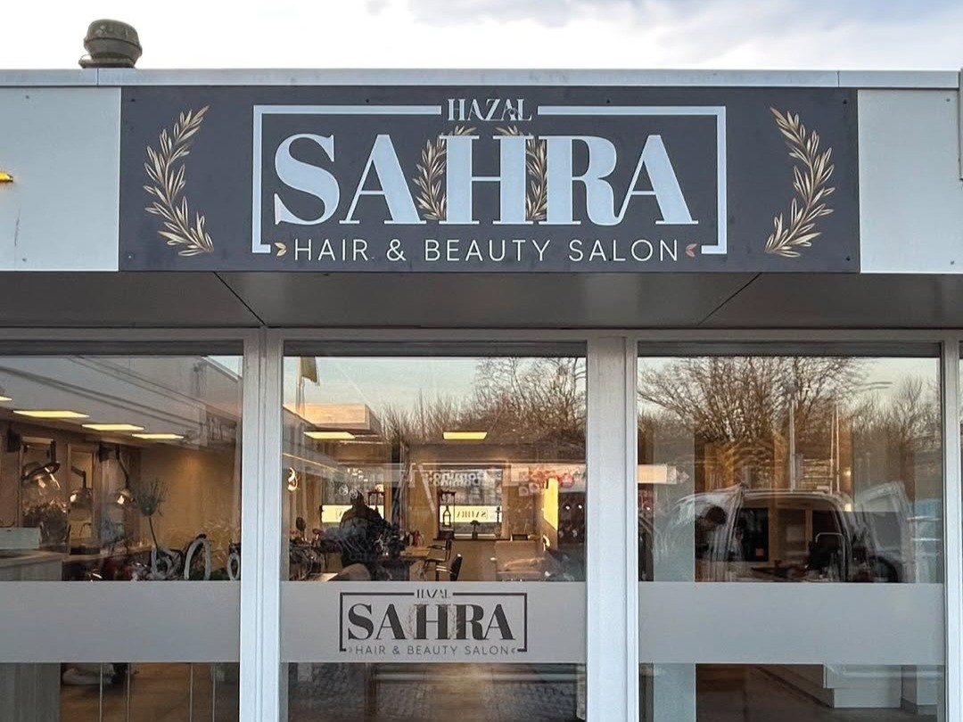 De winkelpui met het zwarte SAHRA-bord boven de ramen