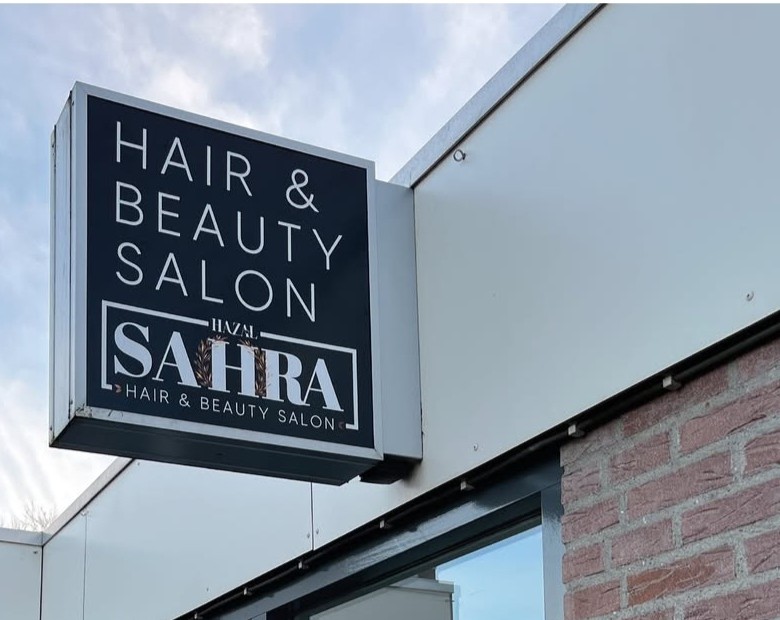 Het uithangbord Hair & Beauty Salon met het SAHRA-logo