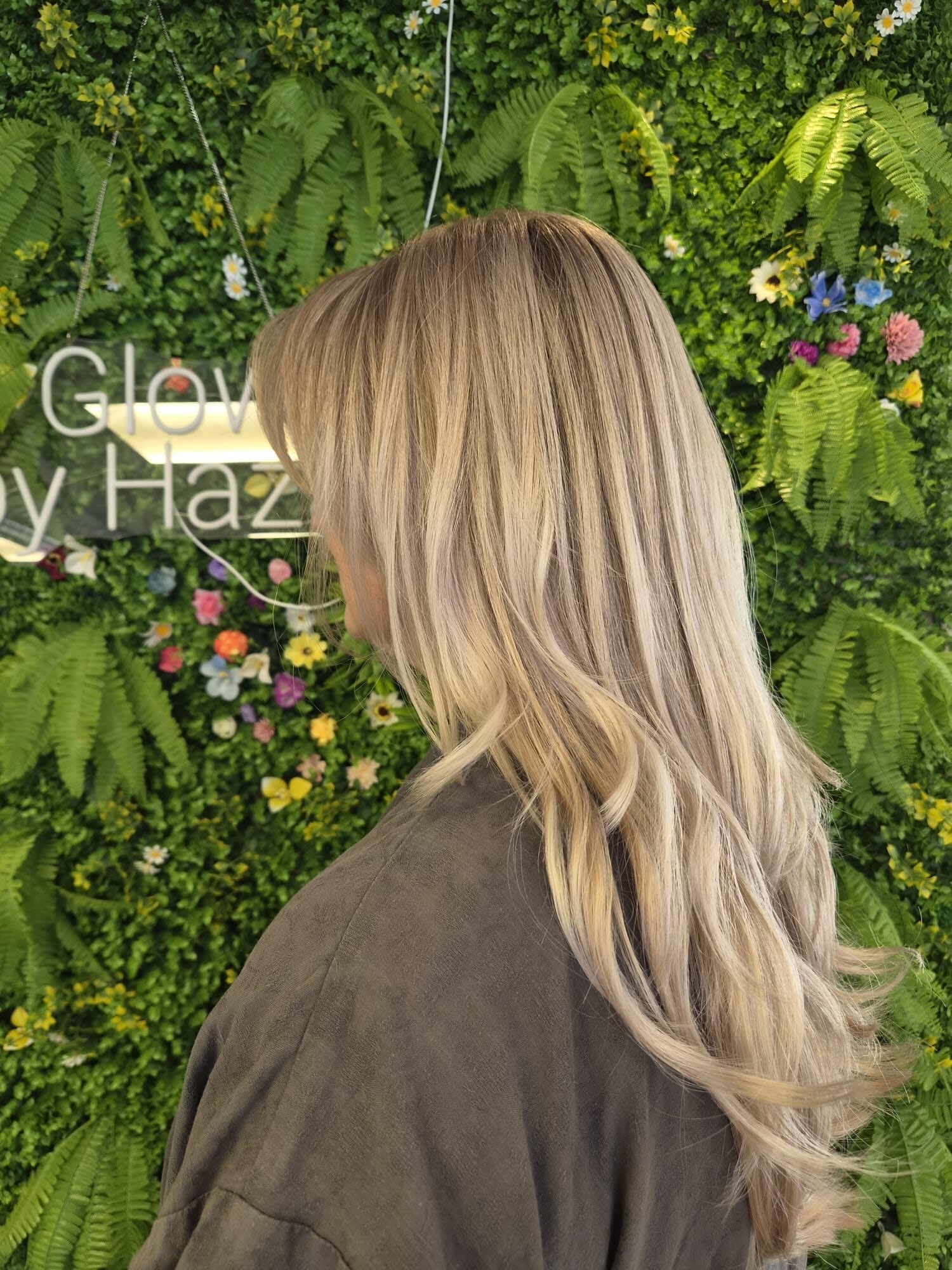 Lang blond haar met highlights, van opzij