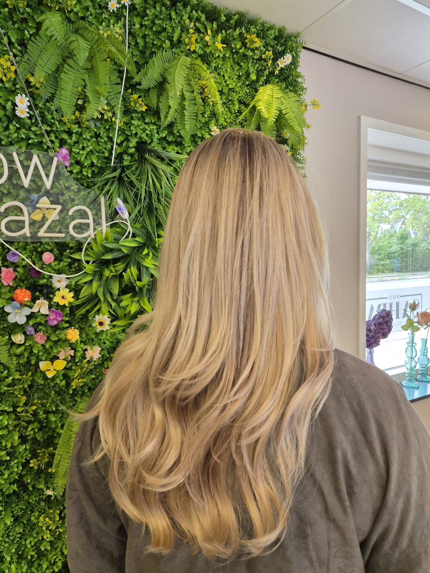 Hetzelfde blonde haar van achteren, in laagjes