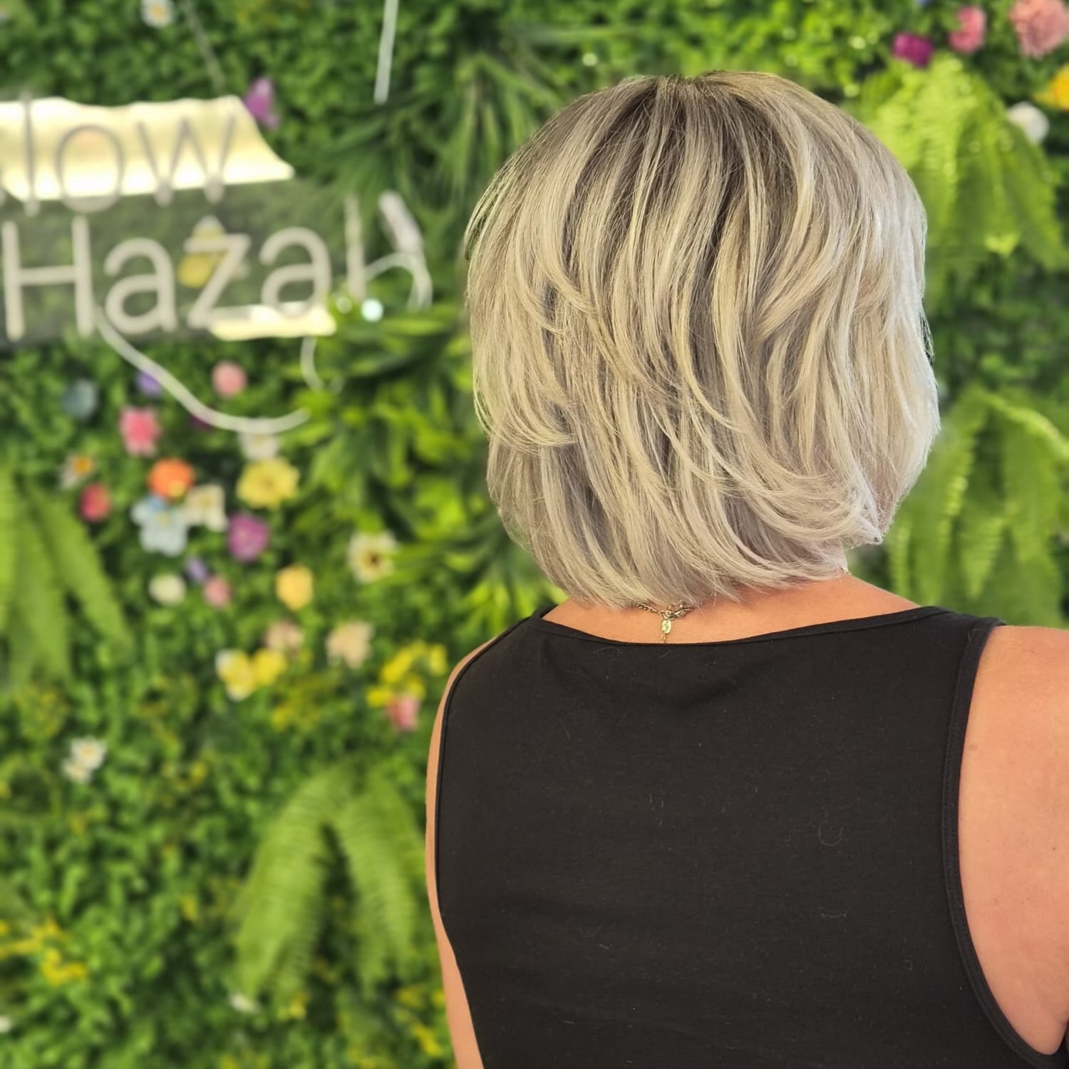 Blonde bob in laagjes, van achteren